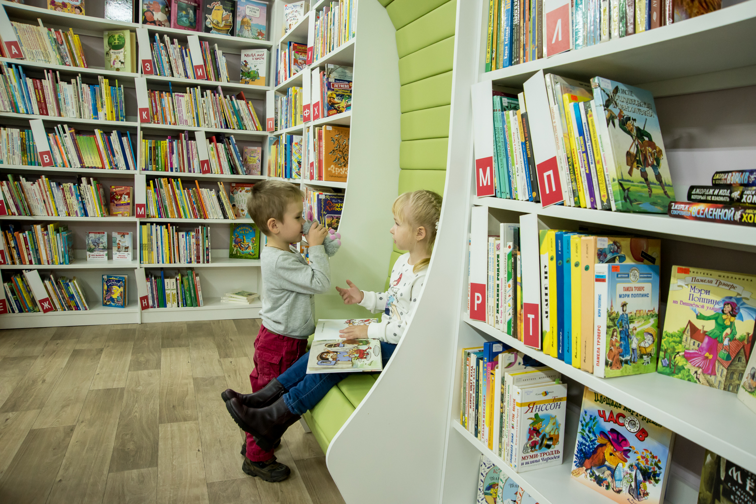 Детская библиотека гражданский. Современные детские библиотеки. Дети в библиотеке. Модельные детские библиотеки. Современная детская библиотека.